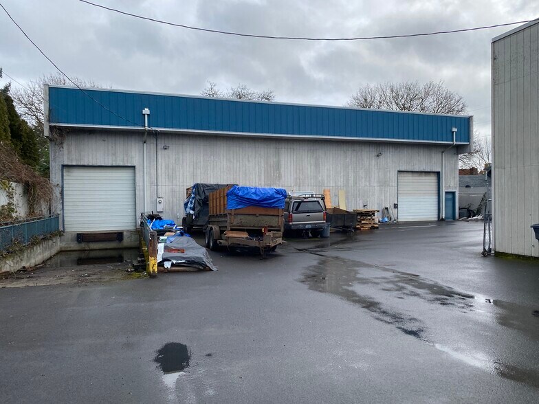 More Photos Of 152 SE 5th Ave, Hillsboro Showroom For Lease