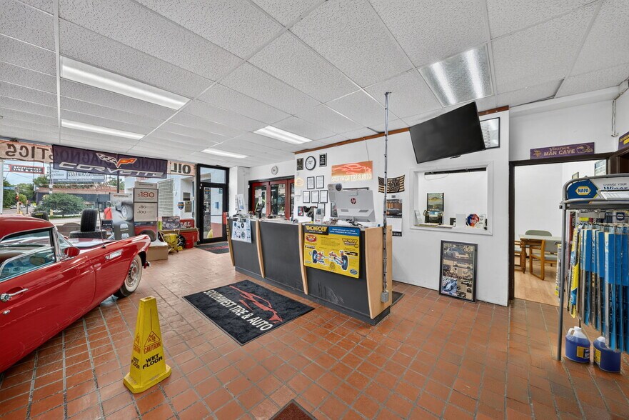 More Photos Of 5009 Xerxes Ave S, Minneapolis Auto Repair For Sale