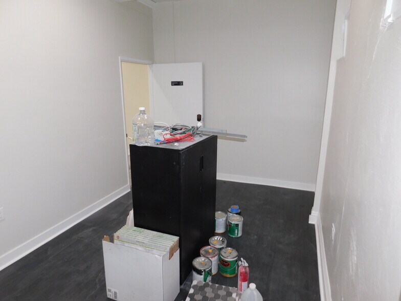 More Photos Of 16938-16940 Ventura Blvd, Encino Storefront For Lease