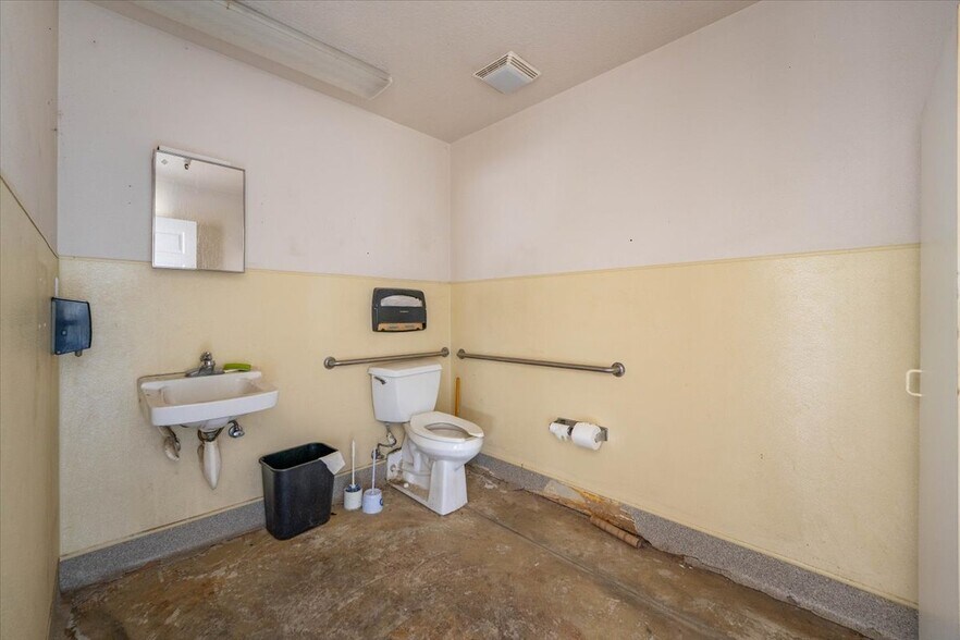 More Photos Of 3308 Cyclone Ct, Cottonwood Warehouse For Lease