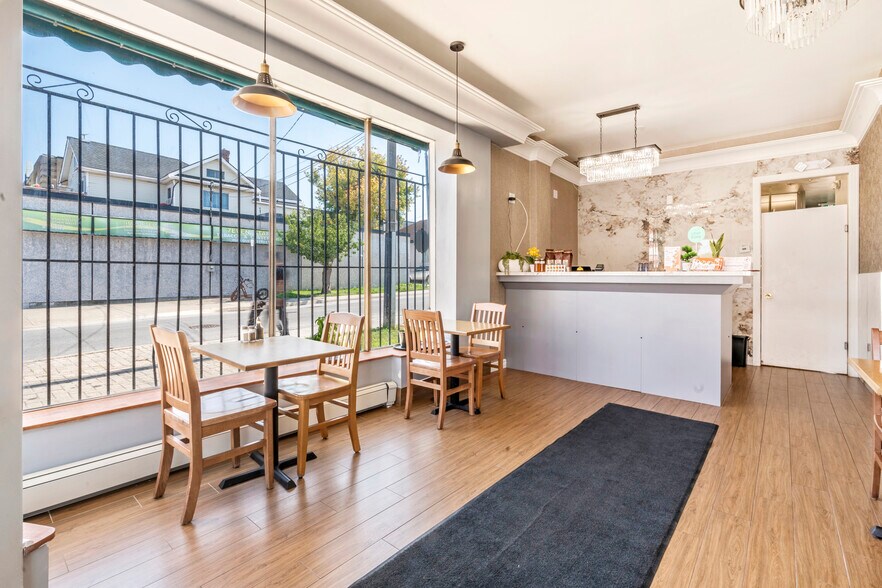 More Photos Of 4654 Queen St, Niagara Falls Storefront Retail Residential For Sale