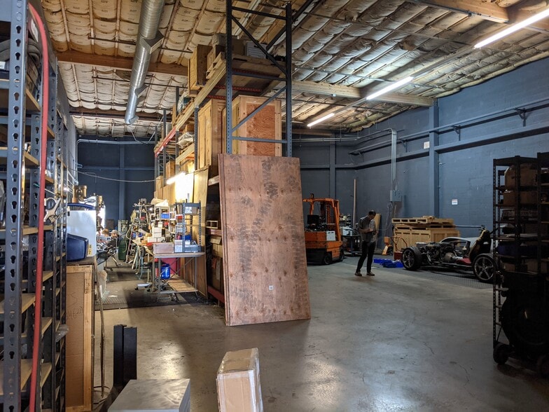 More Photos Of 435-437 N Varney St, Burbank Warehouse For Lease