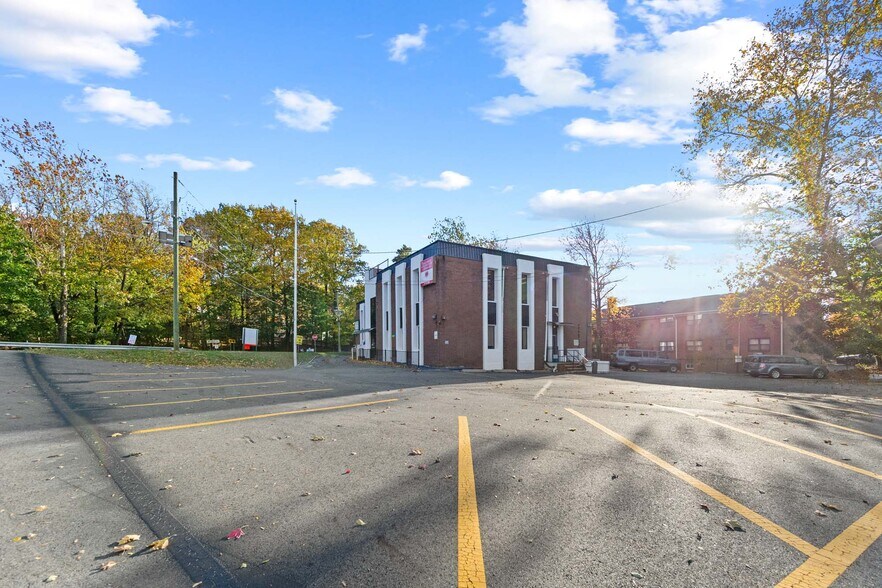 More Photos Of 201 Lower Notch Rd, Little Falls Medical For Lease