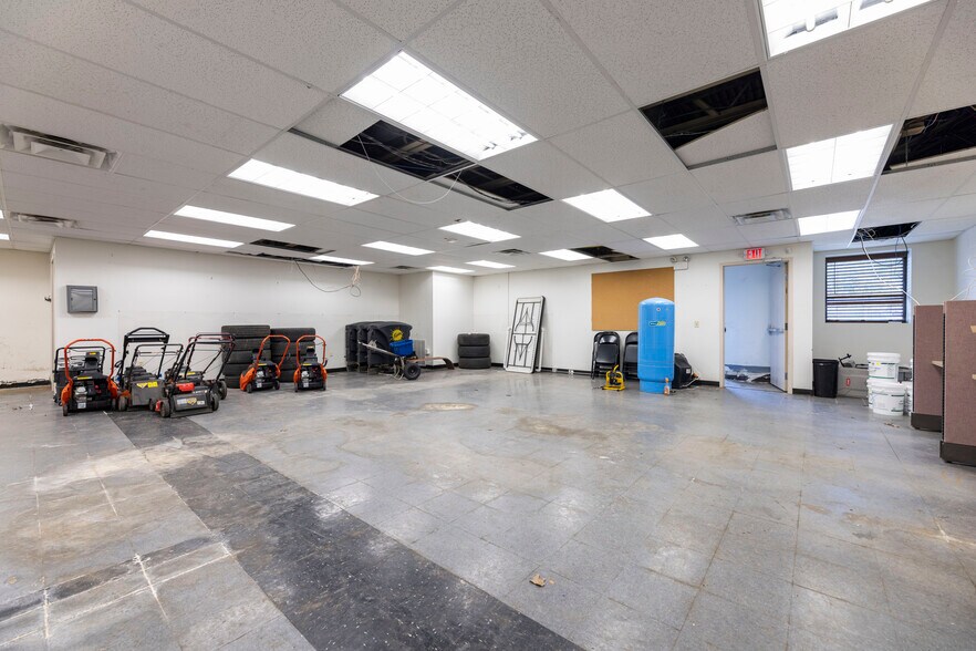 More Photos Of 1320 Eddie Dowling Hwy, Lincoln Showroom For Lease