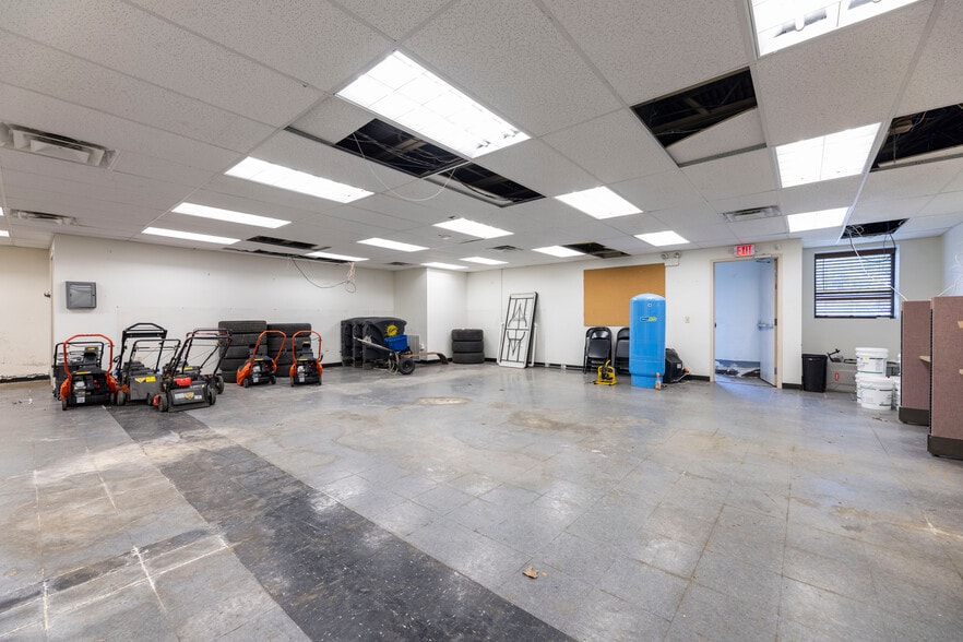 More Photos Of 1320 Eddie Dowling Hwy, Lincoln Showroom For Sale