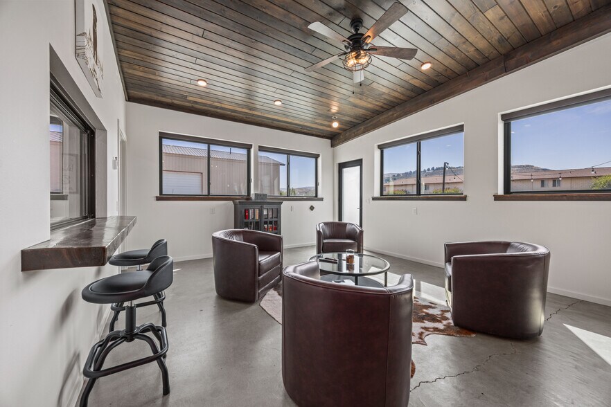 More Photos Of 102 E Lakeshore Dr, Pateros Auto Repair For Sale