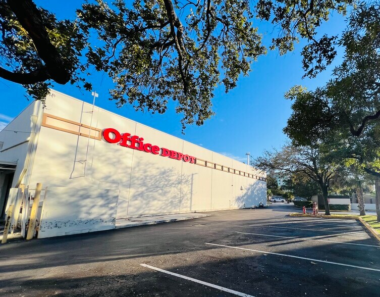 More Photos Of 3600 Le Jeune Rd, Miami Freestanding For Lease