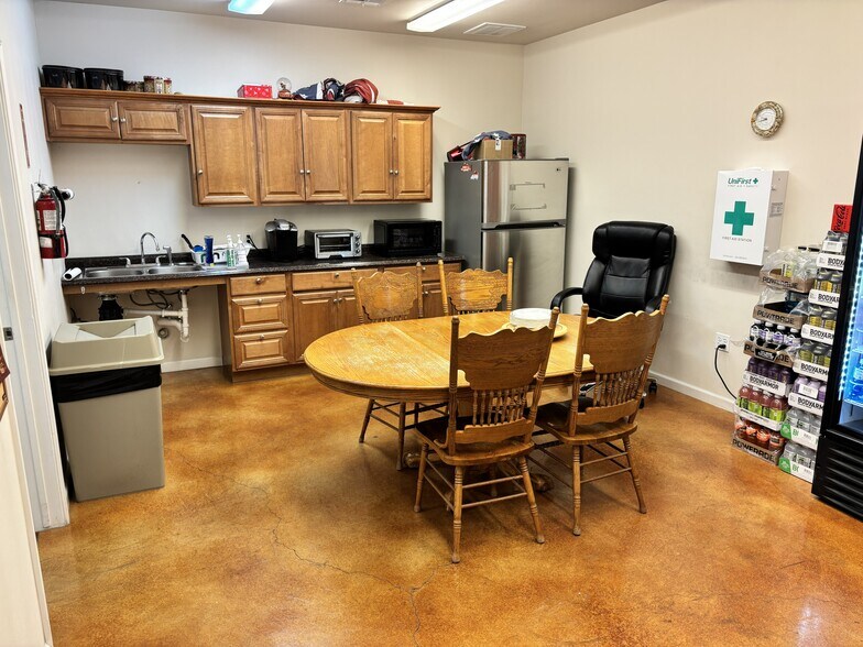 More Photos Of 205 Mustang Cv, Taylor Warehouse For Sale