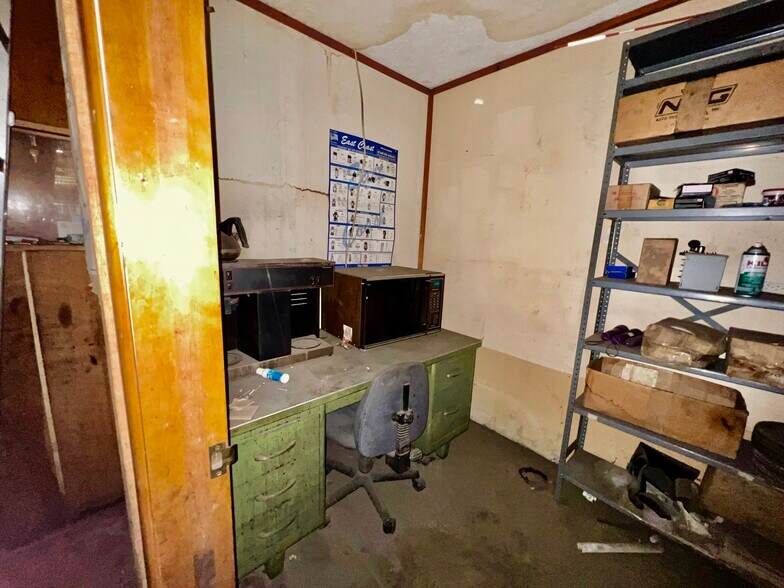 More Photos Of 824 20th St, Huntington General Retail For Sale