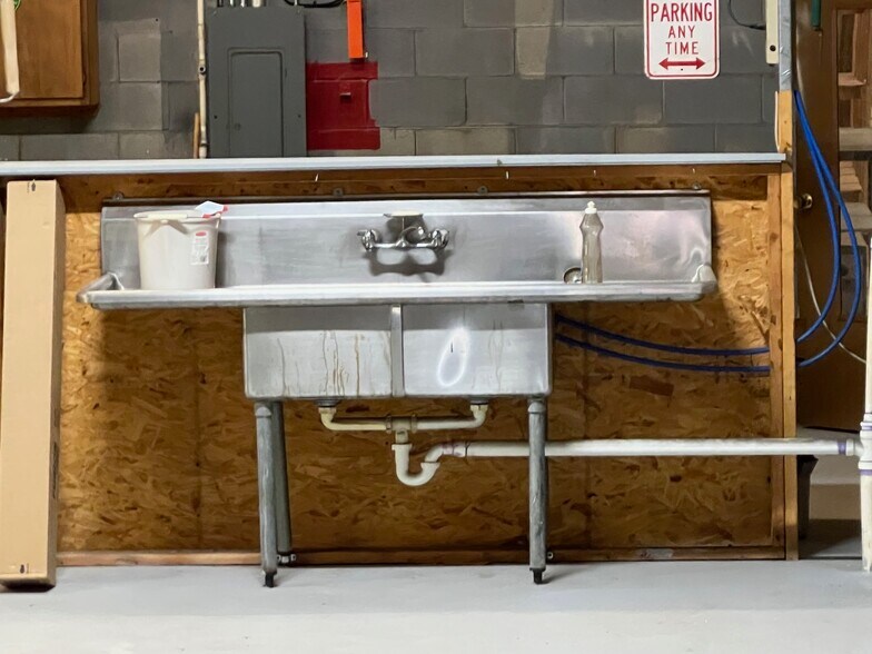 More Photos Of 5918 Coca Cola Blvd, Columbus Warehouse For Lease