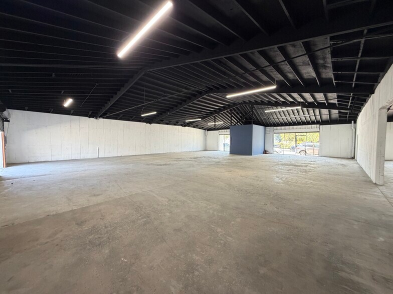 More Photos Of 3014 Floyd St, Burbank Warehouse For Sale