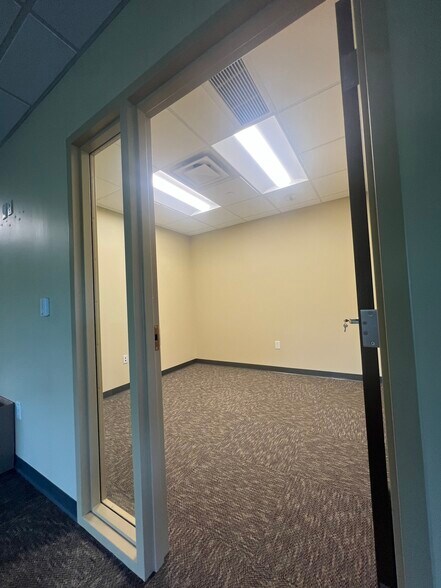 More Photos Of 2670 Chancellor Dr, Crestview Hills Office For Lease