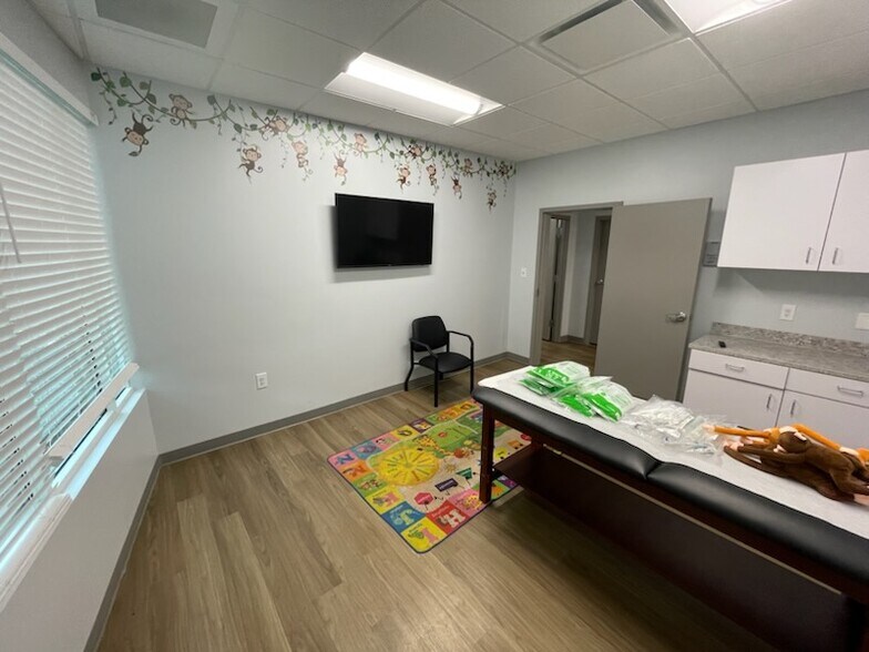 More Photos Of 4682 Airport Blvd, Mobile Medical For Sale