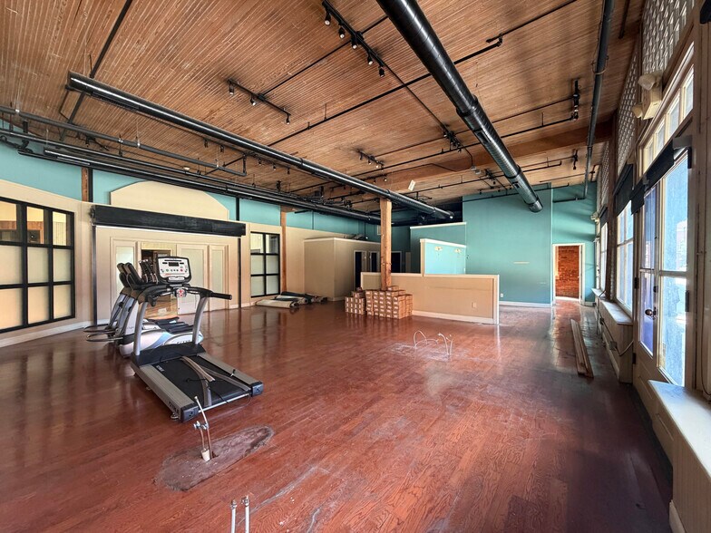 More Photos Of 100-110 W 2nd Ave, Rome Hotel For Lease