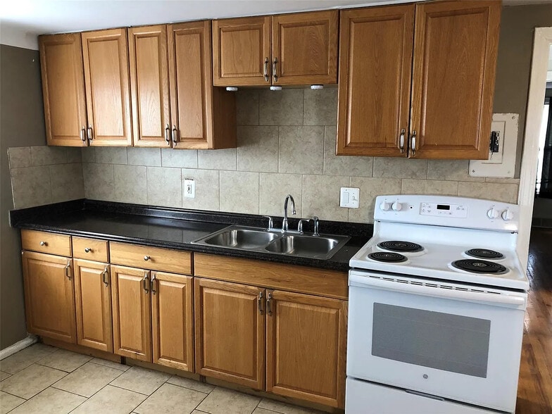 More Photos Of 2961 Prynne St, Keego Harbor Apartments For Sale