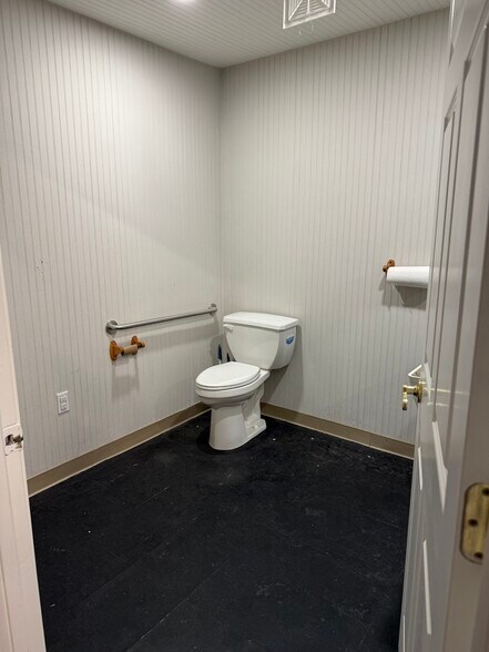 More Photos Of 116 N Main St, Fountain Inn Storefront Retail Office For Lease