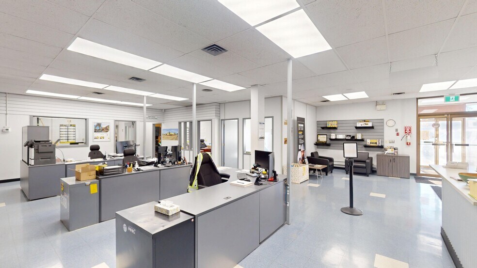 More Photos Of 815 Cranbrook St N, Cranbrook Flex For Sale