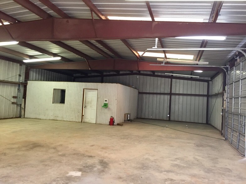 More Photos Of 918 3rd St, Floresville Warehouse For Lease