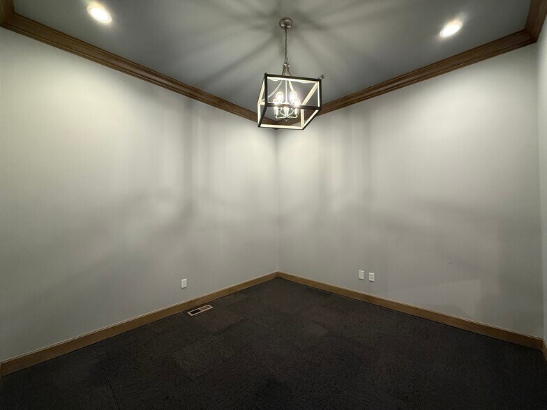 More Photos Of 207 SE Third St, Lee's Summit General Retail For Lease