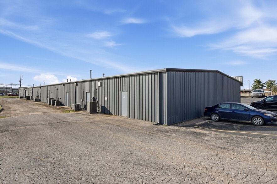 More Photos Of 3416-3422 N College Ave, Fayetteville Unknown For Lease