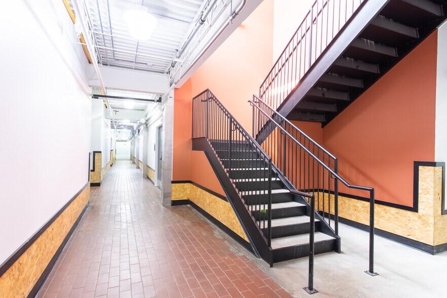 More Photos Of 2112 Broadway St NE, Minneapolis Showroom For Lease