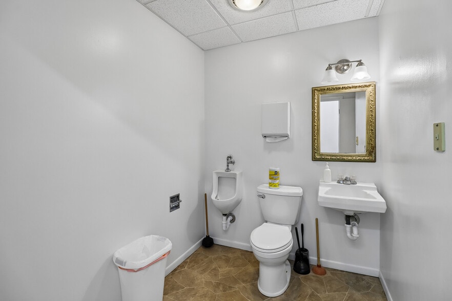 More Photos Of 2721 SW 30th St, Des Moines Office For Sale