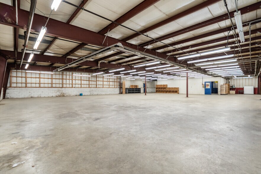 More Photos Of 43 Beaumont St, Zanesville Warehouse For Lease