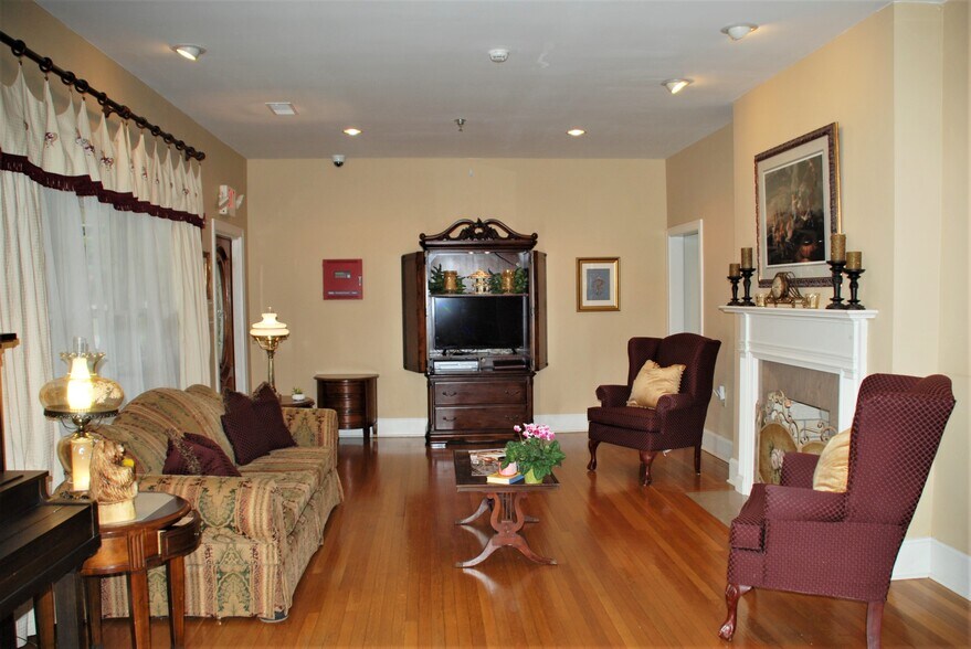 More Photos Of 173 S Lee St, Forsyth Assisted Living For Lease