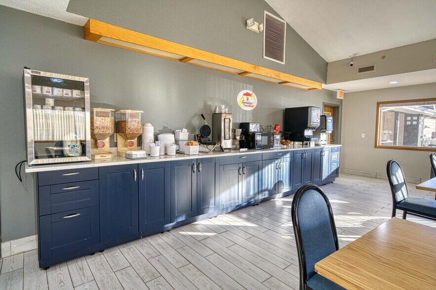 More Photos Of 800 Mammoth St, Hot Springs Hotel For Sale