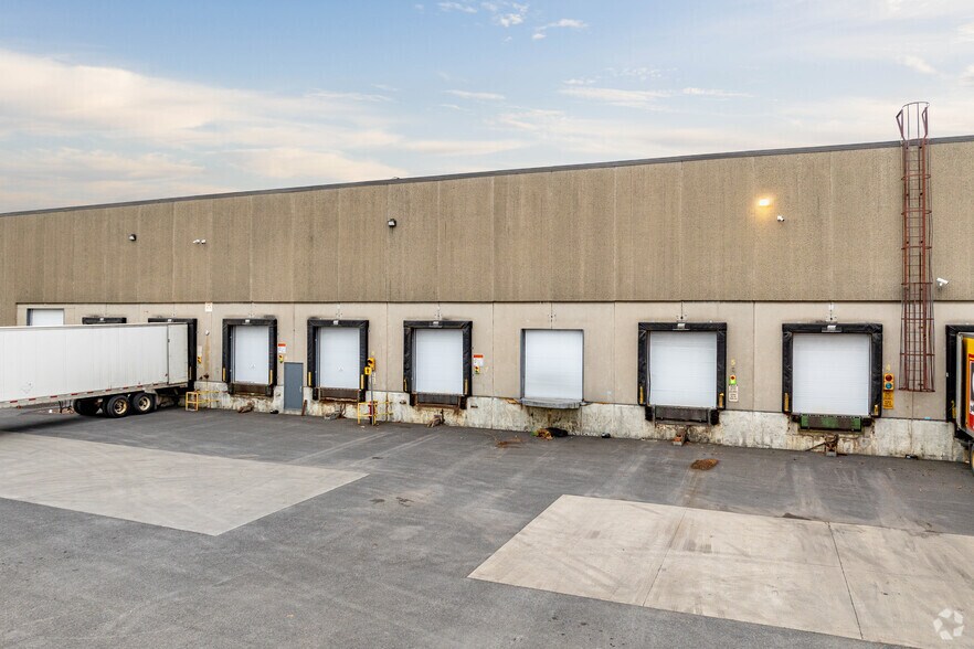 More Photos Of 180 Rue de Normandie, Boucherville Distribution For Lease