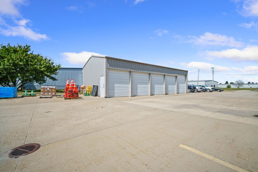 More Photos Of 1801 N 13th Ave E, Newton Flex For Lease