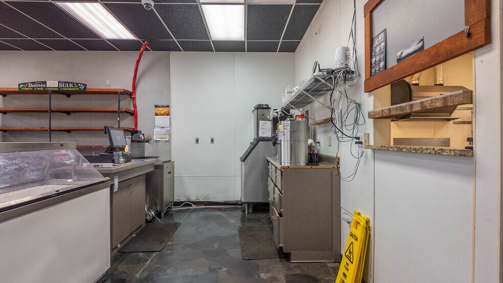 More Photos Of 746 US-63 Hwy, Mammoth Spring General Retail For Sale