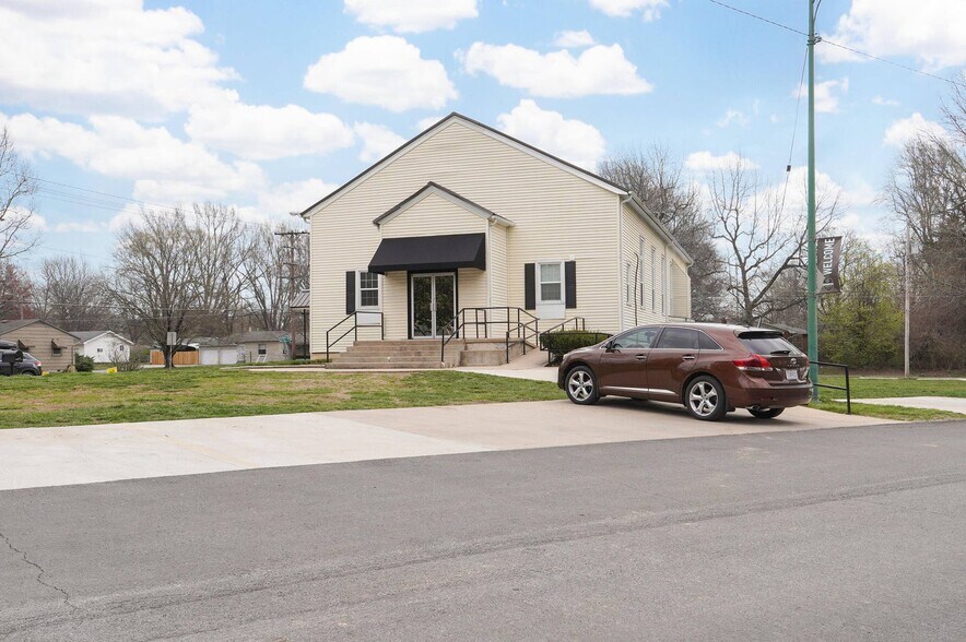 More Photos Of 2440 E Seminole St, Springfield Specialty For Sale