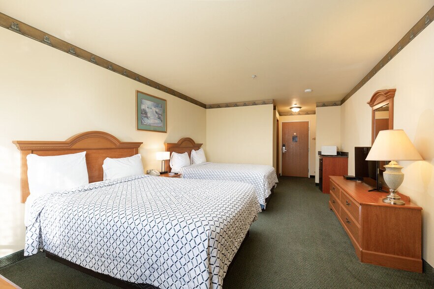 More Photos Of 550 SE Highway 101, Lincoln City Hotel For Sale