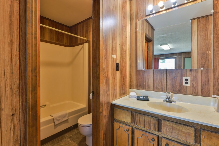 More Photos Of 551 Elm St, Martin Hotel For Sale