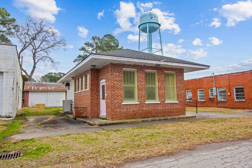 More Photos Of 470 N 4th St, Aurora Freestanding For Sale