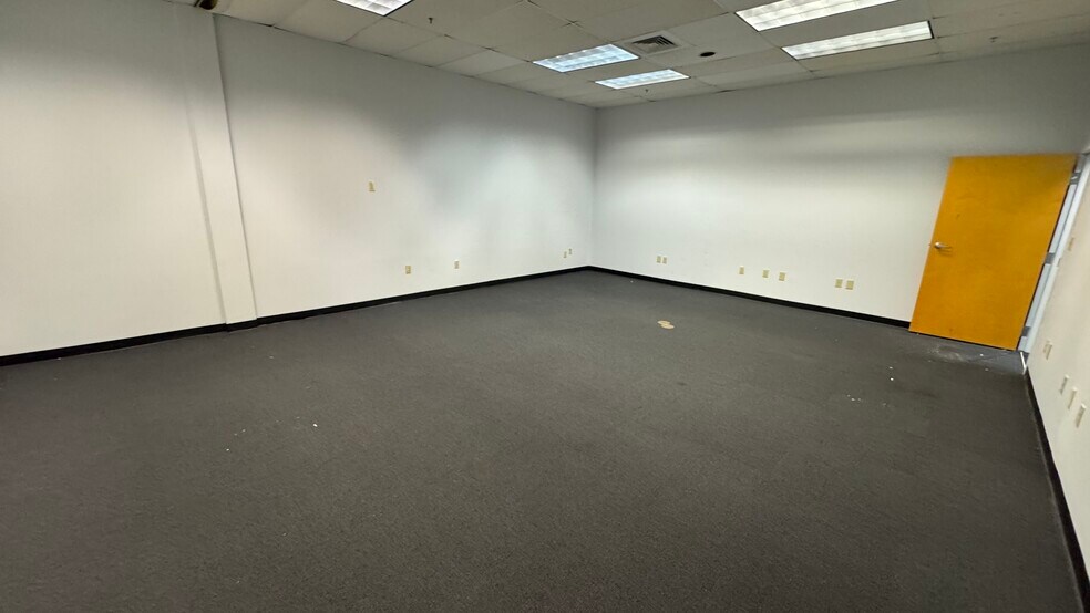 More Photos Of 3864 Courtney St, Bethlehem Flex For Lease