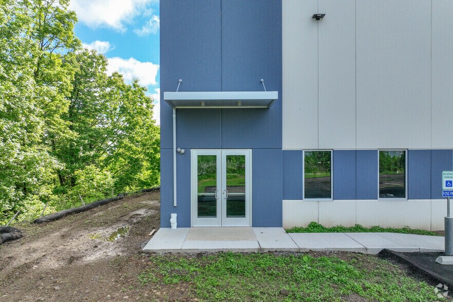 More Photos Of 233 Northpointe blvd, Freeport Light Manufacturing For Lease