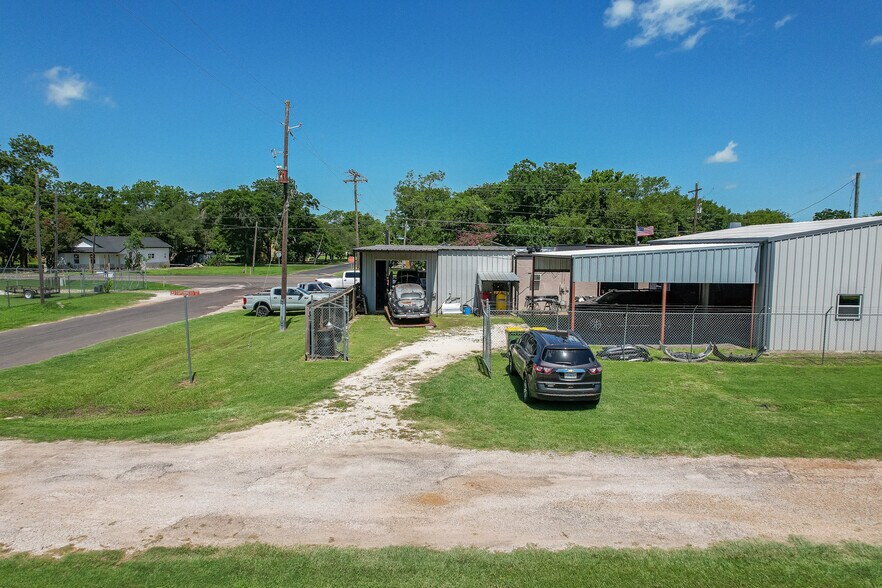 More Photos Of 418 S Commerce St, Bremond Auto Repair For Sale