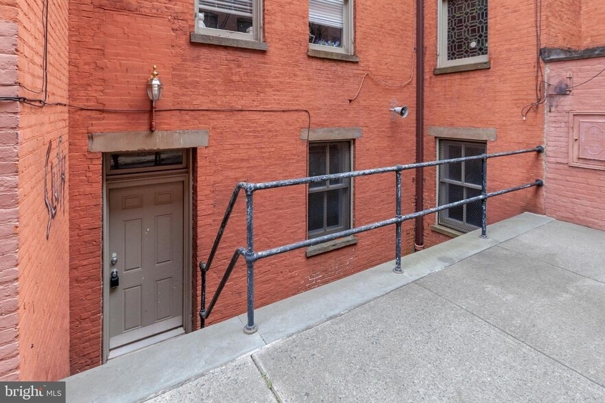 More Photos Of 10 W Madison St, Baltimore Office For Sale