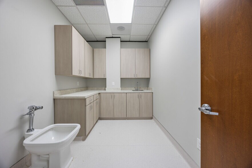 More Photos Of 2710 Western Center Blvd, Fort Worth Medical For Sale