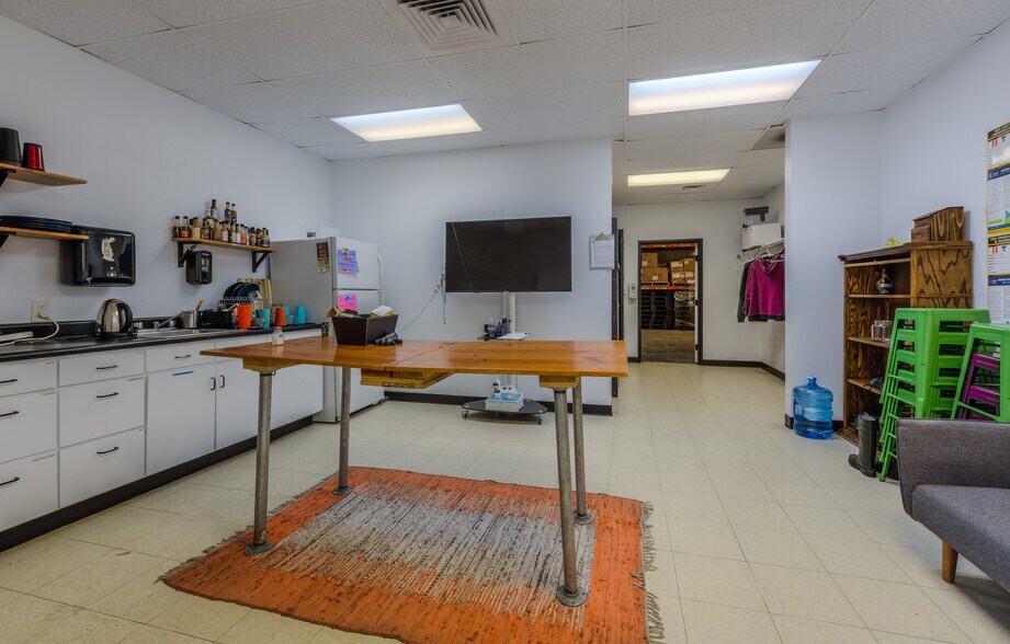 More Photos Of 573 S Arthur Ave, Louisville Warehouse For Lease