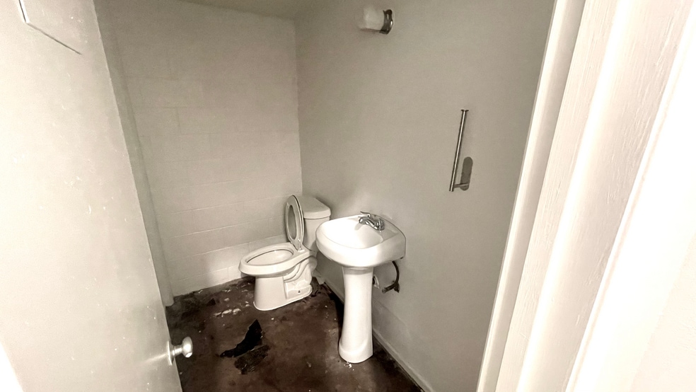 More Photos Of 7031 Ray Bon Dr, San Antonio Storefront Retail Office For Lease