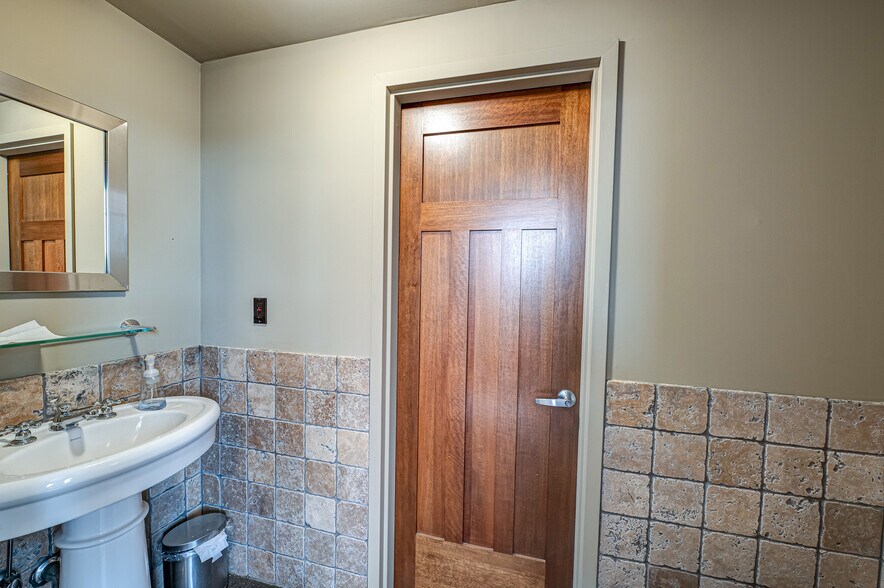 More Photos Of 585 Broadhollow Rd, Melville Warehouse For Lease