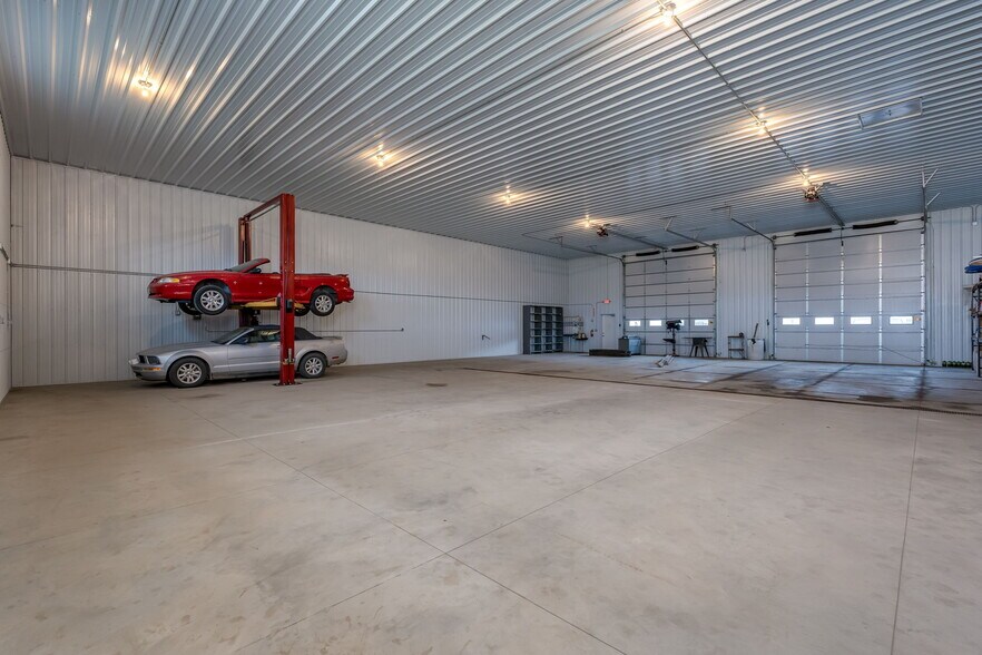 More Photos Of 1072 S Victory Dr, Mankato Warehouse For Sale