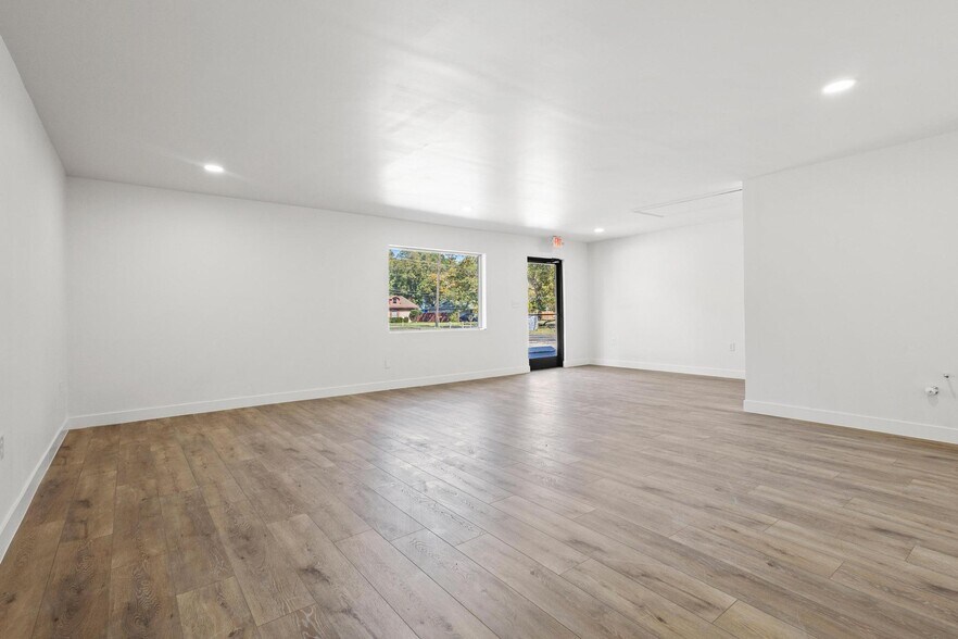 More Photos Of 717 E Liberty St, Pilot Point Storefront Retail Office For Lease