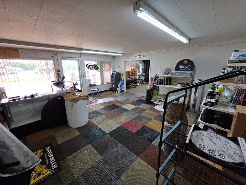 More Photos Of 402-412 S State Highway 5, Versailles General Retail For Sale