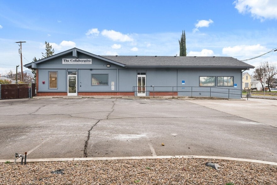 More Photos Of 914 W Main St, Medford Office For Sale