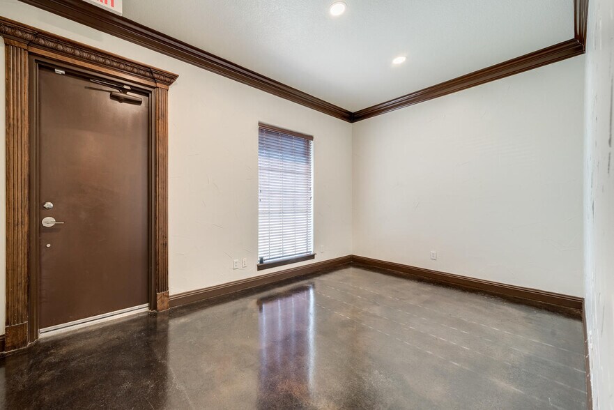 More Photos Of 5849 Park Vista Cir, Keller Showroom For Lease