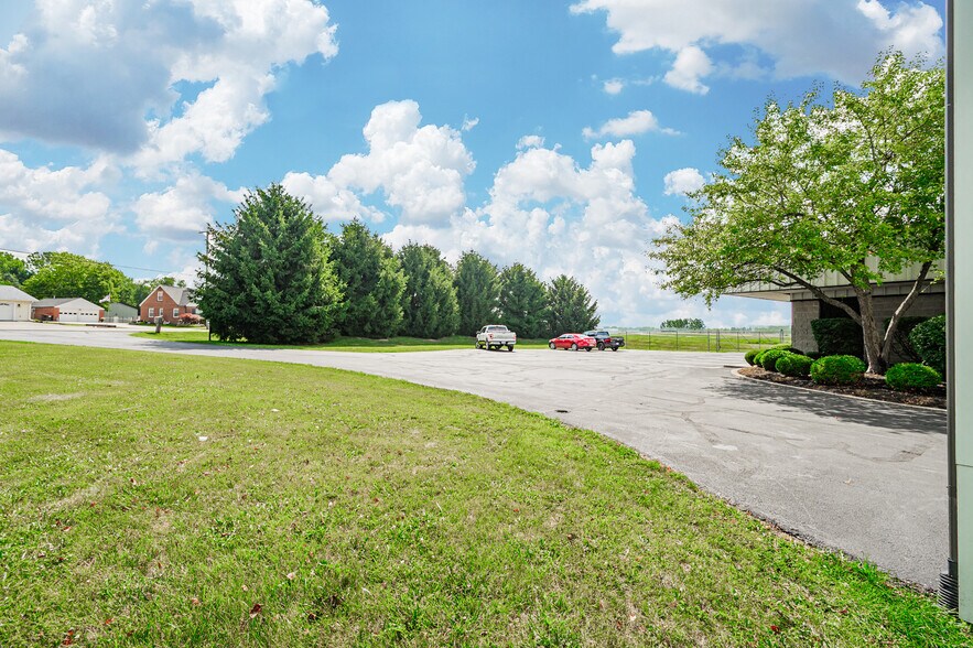 More Photos Of 300 Heath Rd, Heath Airplane Hangar For Sale